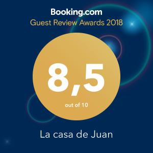 um cartaz para os prémios Quest Review com o número oito em La casa de Juan em Cuchilla Alta