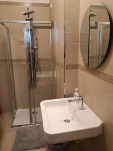 A bathroom at Berga Exclusive Suite 5 Még 10 kép