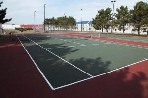 Tenisa un/vai skvoša iespējas naktsmītnē Barkers Island Inn Resort & Conference Center vai tās tuvumā