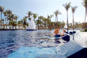 Bazén v ubytování Barceló Bávaro Palace All Inclusive nebo v jeho okolí
