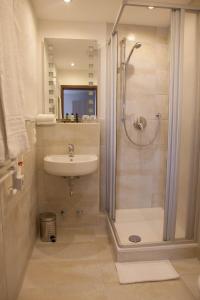 a bathroom with a shower and a sink at Hotel am Markt in Cochem