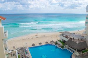 Výhled na bazén z ubytování BSEA Cancun Plaza Hotel nebo okolí