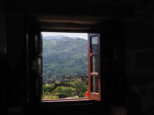 una ventana abierta con vistas a la montaña en Casa Das Videiras, en Soajo