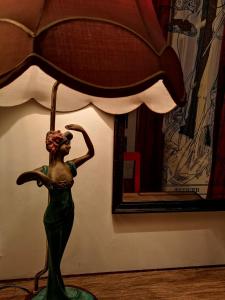 La Roseraie في لوديف: تماثيل خضراء لامرأة تمسك مظلة
