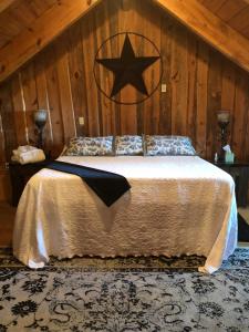 Postel nebo postele na pokoji v ubytování Cora's Main Log Cabin