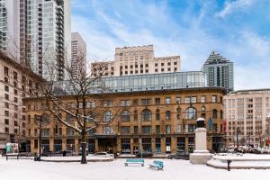 budynek w mieście z śniegiem na ziemi w obiekcie Hôtel Birks Montréal w Montrealu