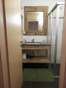 ヴァークラインにあるKleinwidmoos-Apartmentのバスルーム(洗面台、鏡付)