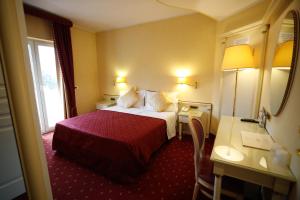 a hotel room with a bed and a window at Grand Hotel Osman & Spa e Ristorante il Danubio in Atena Lucana