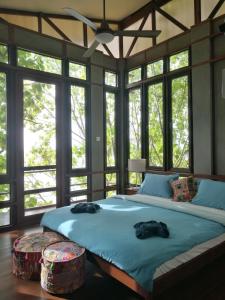 Una cama o camas en una habitación de Mythra Mahasamuthra 21 fotos más