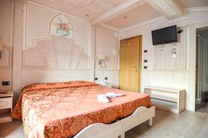Postel nebo postele na pokoji v ubytování Hotel Cristallo