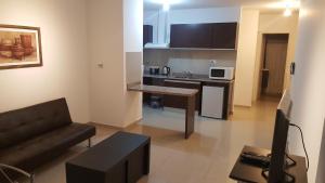ein Wohnzimmer mit Sofa und eine Küche in der Unterkunft Chivilrent in Chivilcoy