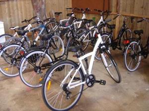- un tas de vélos garés dans un garage dans l'établissement les tilleuls de la voie verte, à Feugarolles