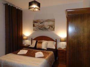 - une chambre avec un lit et une peinture murale dans l'établissement Apartamento do Barao, à Ponta Delgada
