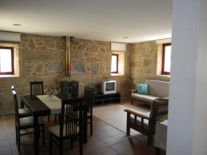 uma sala de estar com uma mesa e um sofá em Hotel Rural Quinta de Novais em Arouca
