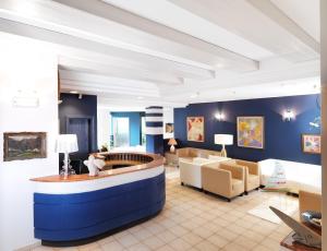 una gran sala de estar con paredes azules en Hotel & SPA Riviera Castelsardo, en Castelsardo