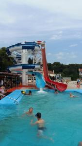 Un grupo de personas en el agua en un parque acuático. en Apartments Santa Barbara, en Biograd na Moru