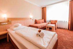 Ein Bett oder Betten in einem Zimmer der Unterkunft Hotel an der Linah garni