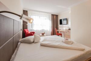 
Ein Bett oder Betten in einem Zimmer der Unterkunft Hotel an der Linah garni
