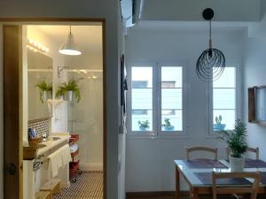 una cucina e una sala da pranzo con tavolo di Apartamento Polo Flat a Ronda