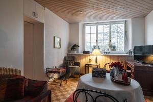 een woonkamer met een tafel en een bank bij Art Deco Villa Mon Abri BnB in Goldau