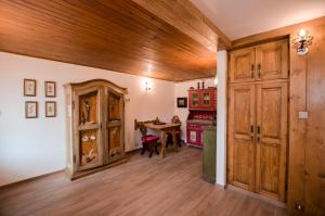 コルティーナ・ダンペッツォにあるLa Roncolinaの木製の天井とテーブルが備わる広い客室です。