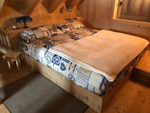 Tempat tidur dalam kamar di Alpine Chalet