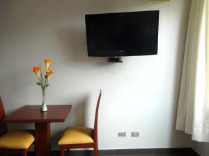 Uma TV ou centro de entretenimento em Hotel Sumaq Inn Sac