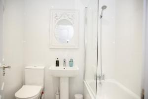 Et badeværelse på Beautiful one Bedroom apartment walking distance to Paddington and Hyde Park
