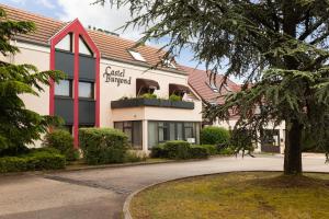 un edificio con un árbol delante de él en The Originals City, Hôtel Castel Burgond, Dijon Ouest (Inter-Hotel), en Dijon