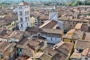 einen Luftblick auf eine Stadt mit einem Uhrturm in der Unterkunft 6 Via della Rosa in Lucca