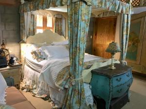 sypialnia z łóżkiem z baldachimem i zasłonami w obiekcie Villa La Loma w mieście Concepción de La Vega