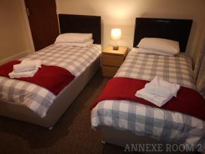 Postel nebo postele na pokoji v ubytování Westgate Hotel