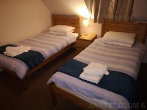 Postel nebo postele na pokoji v ubytování Westgate Hotel