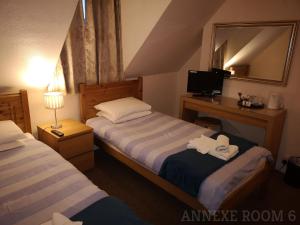 Postel nebo postele na pokoji v ubytování Westgate Hotel