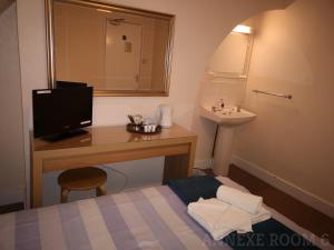 Postel nebo postele na pokoji v ubytování Westgate Hotel