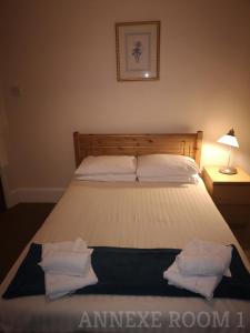 Postel nebo postele na pokoji v ubytování Westgate Hotel
