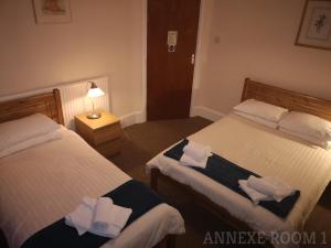 Postel nebo postele na pokoji v ubytování Westgate Hotel