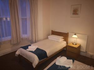 Postel nebo postele na pokoji v ubytování Westgate Hotel