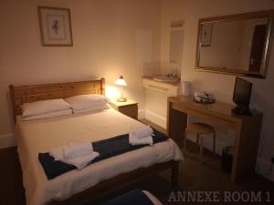 Postel nebo postele na pokoji v ubytování Westgate Hotel