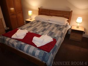Postel nebo postele na pokoji v ubytování Westgate Hotel