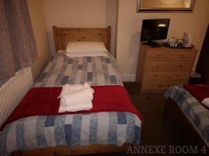 Postel nebo postele na pokoji v ubytování Westgate Hotel
