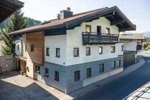 ein Gebäude mit Balkon darüber in der Unterkunft Haus Geigenmacher in Hopfgarten im Brixental