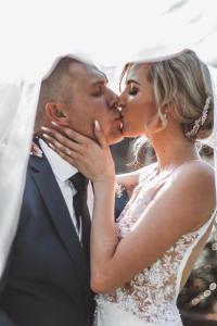 Braut und Bräutigam küssen sich an ihrem Hochzeitstag in der Unterkunft Casa Toscana Lodge in Pretoria