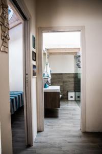 um corredor que leva a uma casa de banho com lavatório em Mediterranean house em SantʼAntìoco