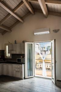uma cozinha com uma porta de vidro deslizante para um pátio em Mediterranean house em SantʼAntìoco