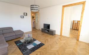 Televízia a/alebo spoločenská miestnosť v ubytovaní Apartman Bianca