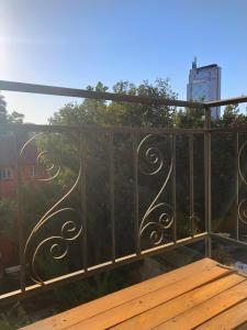 una barandilla de metal en un balcón con un banco de madera en Casa Ryan, en Santiago
