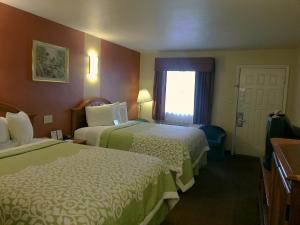 Postel nebo postele na pokoji v ubytování Days Inn by Wyndham Bastrop