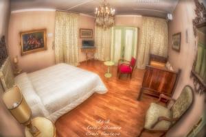 - une chambre avec un lit, une table et des chaises dans l'établissement Antica Dimora Conti Custoza, à Roverbella