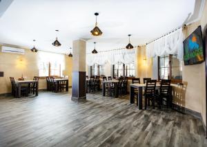 Reštaurácia alebo iné gastronomické zariadenie v ubytovaní GORHouse Hotel